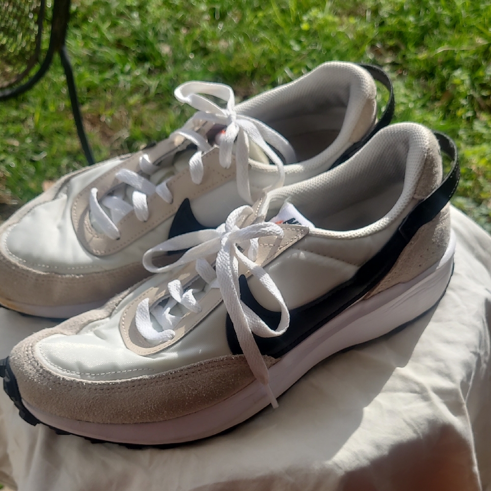 Nike Women's Cream and Black Sneakers Size 10